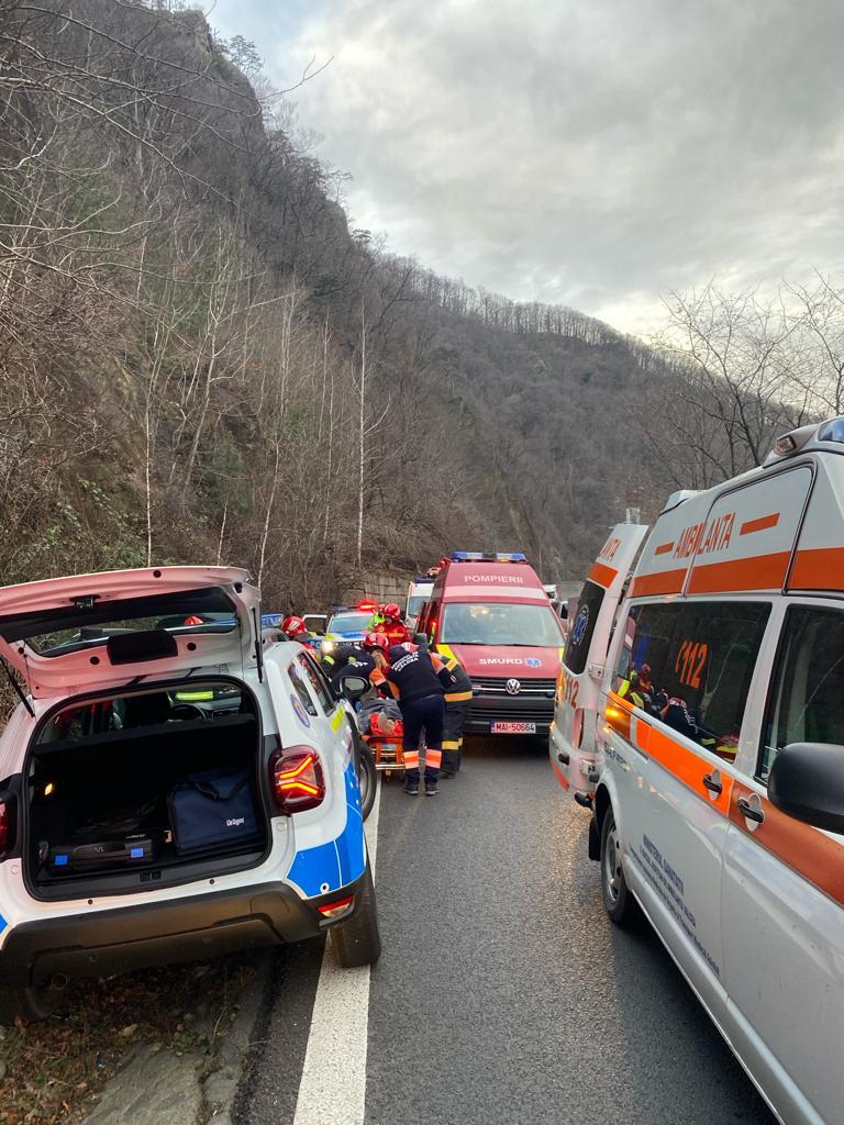 Accident grav pe DN7, în zona OMV Cozia. Trei persoane au fost transportate la spital 876332