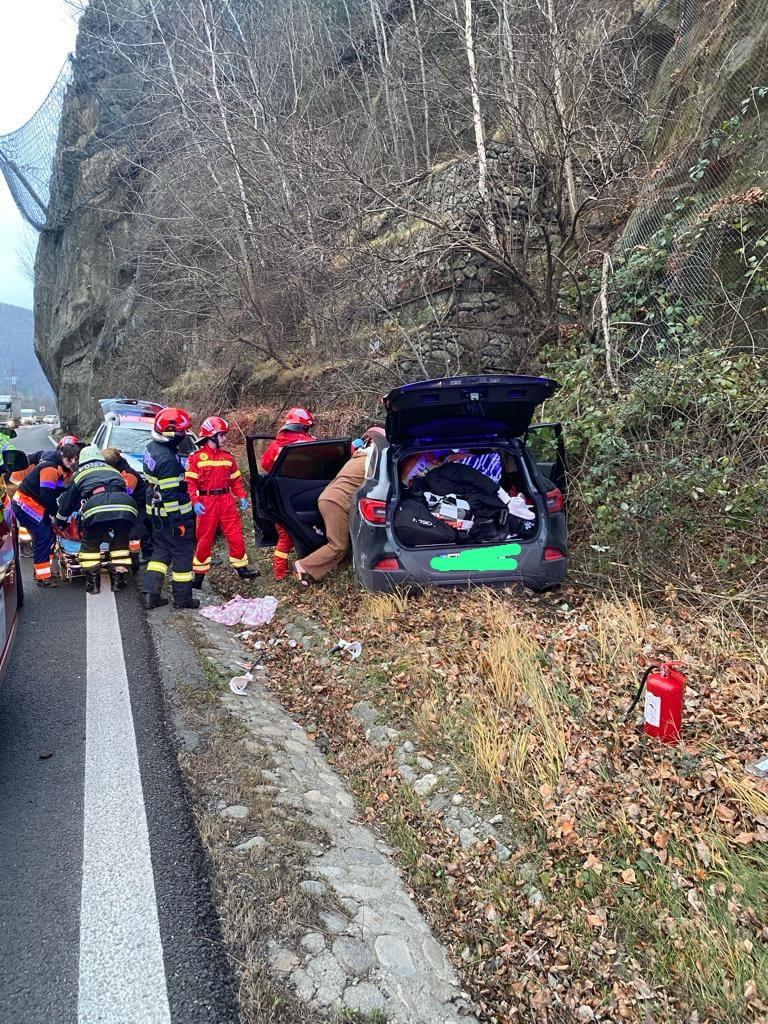 Accident grav pe DN7, în zona OMV Cozia. Trei persoane au fost transportate la spital 876333