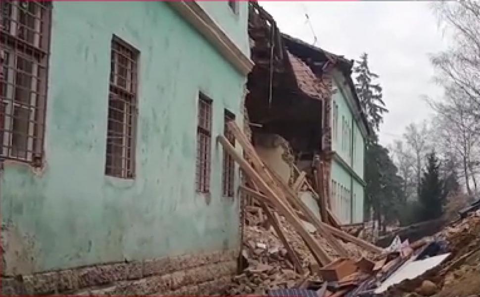 Primele imagini din interiorul camerelor internatului de la Odorheiu Secuiesc, după prăbușire 876260