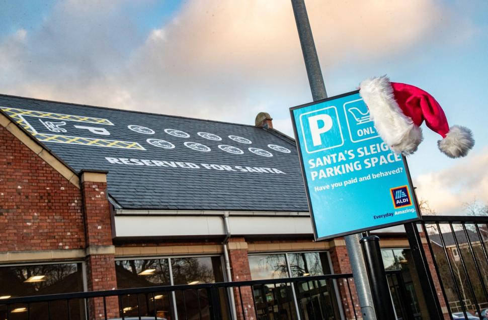 Un magazin a amenajat pe acoperiș o parcare pentru sania lui Moș Crăciun și cei nouă reni. Reacția clienților, când au văzut marcajele 876243