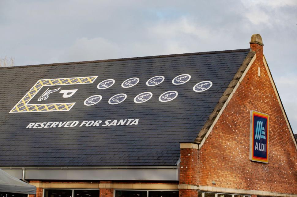 Un magazin a amenajat pe acoperiș o parcare pentru sania lui Moș Crăciun și cei nouă reni. Reacția clienților, când au văzut marcajele 876244