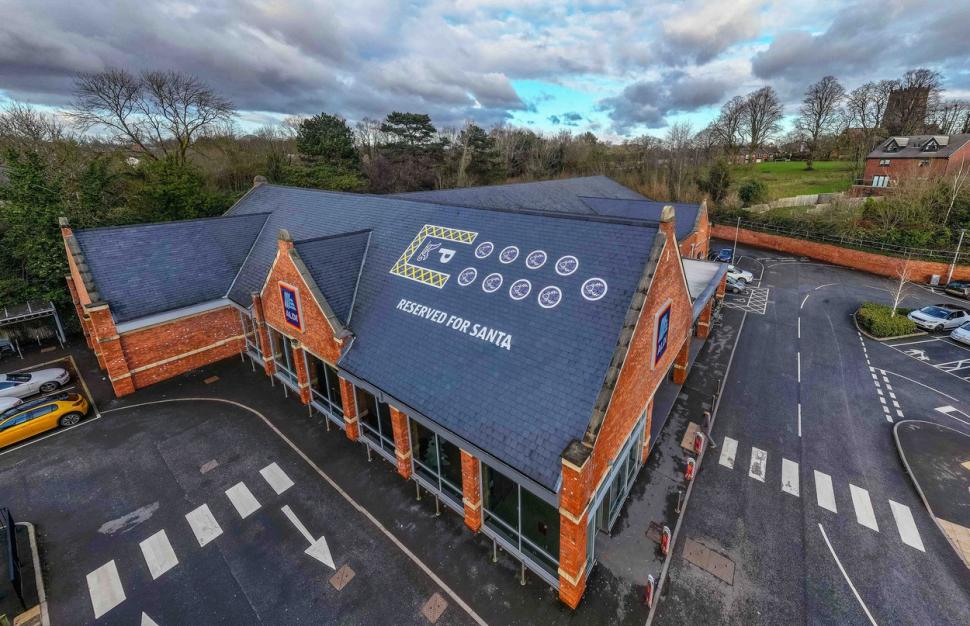 Un magazin a amenajat pe acoperiș o parcare pentru sania lui Moș Crăciun și cei nouă reni. Reacția clienților, când au văzut marcajele 876245