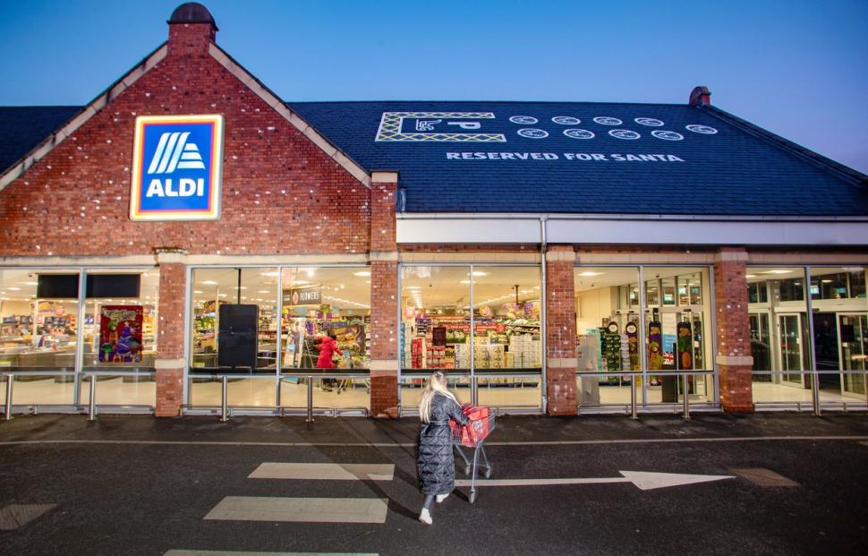 Un magazin a amenajat pe acoperiș o parcare pentru sania lui Moș Crăciun și cei nouă reni. Reacția clienților, când au văzut marcajele 876247