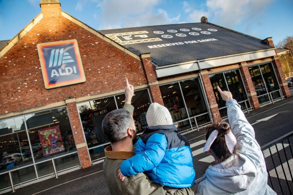 Un magazin a amenajat pe acoperiș o parcare pentru sania lui Moș Crăciun și cei nouă reni. Reacția clienților, când au văzut marcajele 876248