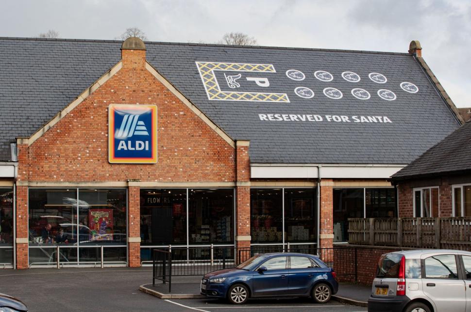 Un magazin a amenajat pe acoperiș o parcare pentru sania lui Moș Crăciun și cei nouă reni. Reacția clienților, când au văzut marcajele 876249