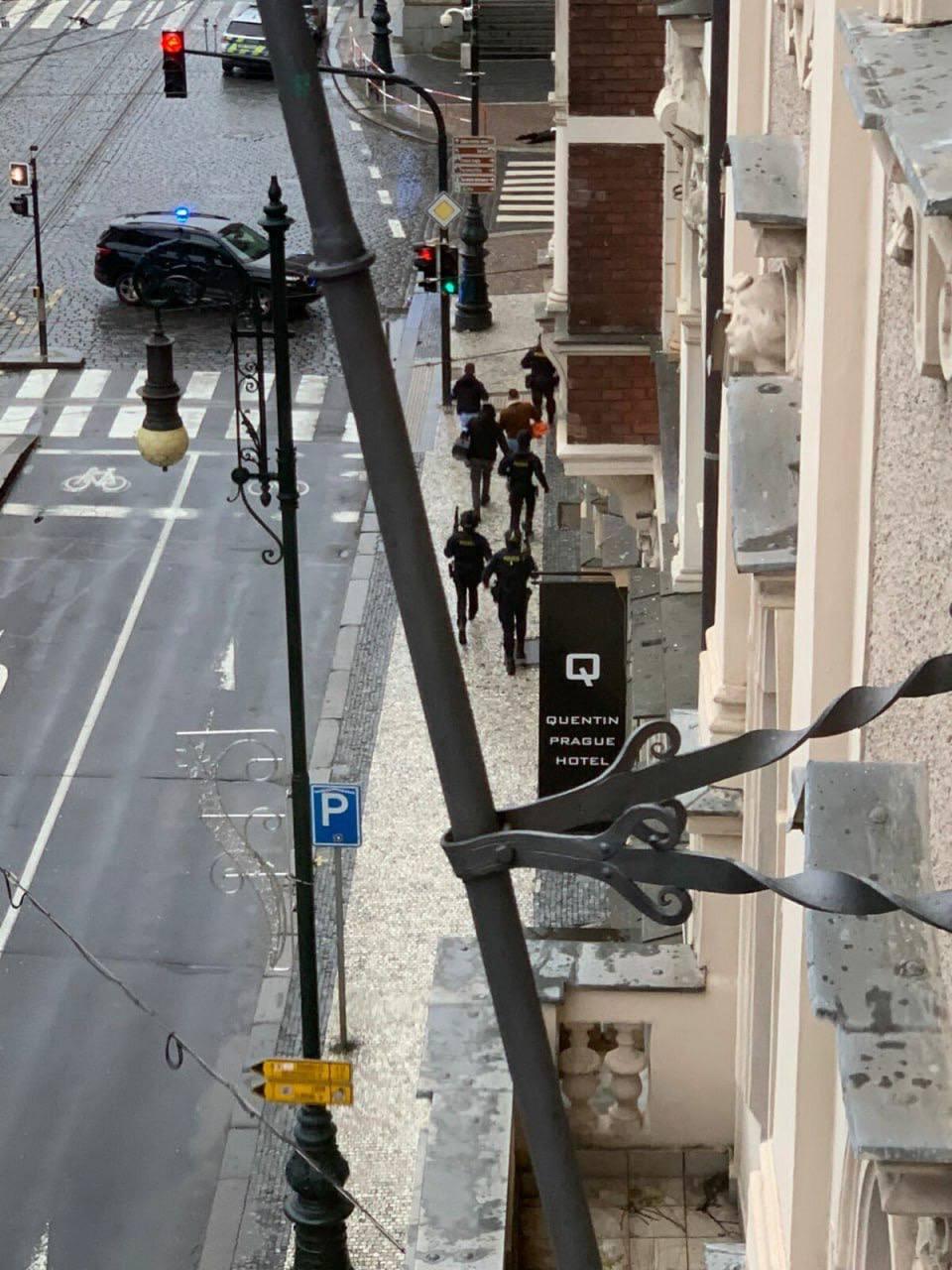 Atac armat, soldat cu morți și răniți, la o universitate din centrul orașului Praga 876558