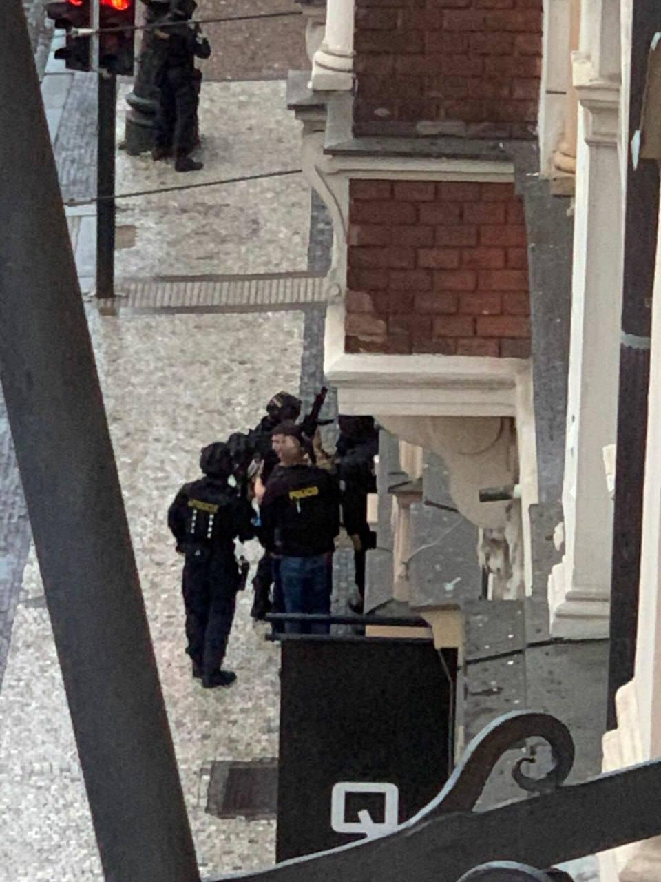 Atac armat, soldat cu morți și răniți, la o universitate din centrul orașului Praga 876560