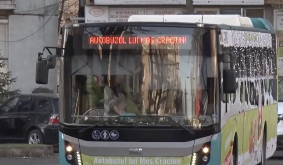 Autobuzul lui Moș Crăciun circulă prin Galați: Toți copiii care urcă primesc cadouri