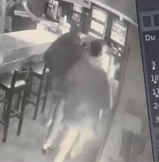 Bătaie cu bâte, surprinsă de camerele de supraveghere, într-un bar din Galați. Un bărbat a ajuns la spital 876431