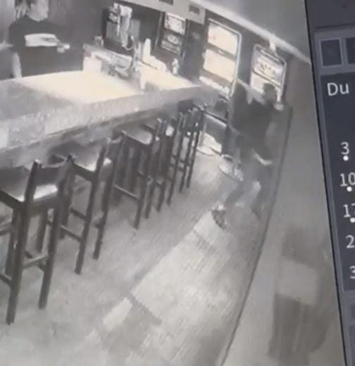 Bătaie cu bâte, surprinsă de camerele de supraveghere, într-un bar din Galați. Un bărbat a ajuns la spital 876432