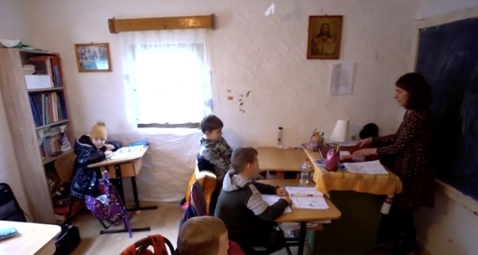 O învățătoare parcurge 7 kilometri pe jos până la cea mai mică școală din România. Doar 7 copii cu drag de carte învață acolo | Faci bine României 876412