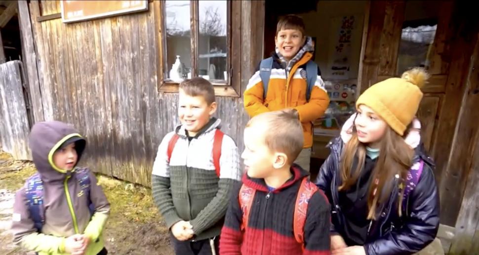 O învățătoare parcurge 7 kilometri pe jos până la cea mai mică școală din România. Doar 7 copii cu drag de carte învață acolo | Faci bine României 876413