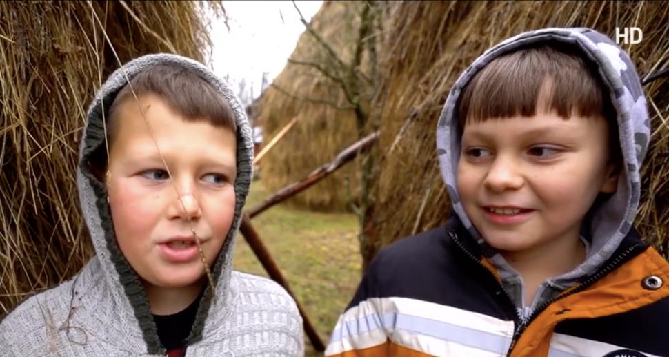 O învățătoare parcurge 7 kilometri pe jos până la cea mai mică școală din România. Doar 7 copii cu drag de carte învață acolo | Faci bine României 876414