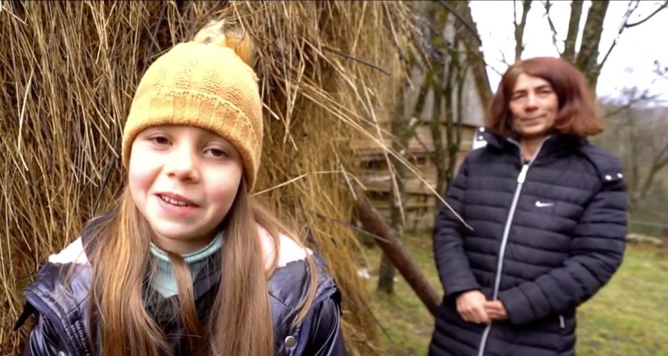 O învățătoare parcurge 7 kilometri pe jos până la cea mai mică școală din România. Doar 7 copii cu drag de carte învață acolo | Faci bine României 876416