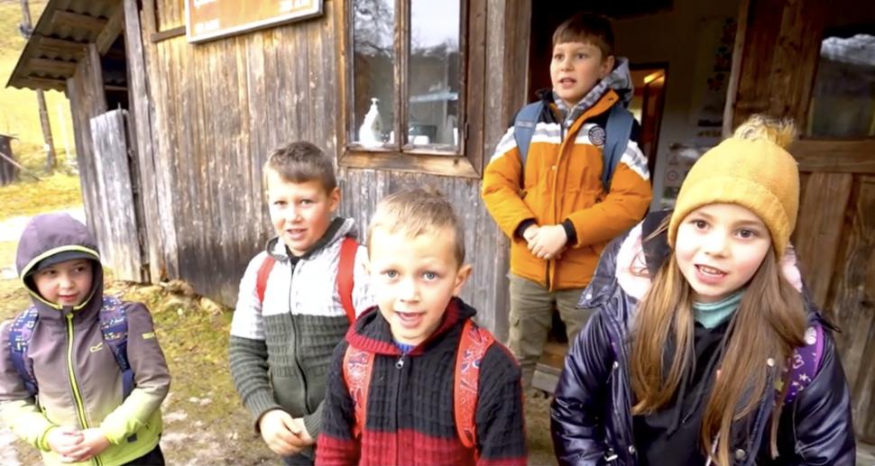 O învățătoare parcurge 7 kilometri pe jos până la cea mai mică școală din România. Doar 7 copii cu drag de carte învață acolo | Faci bine României 876417