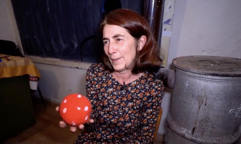 O învățătoare parcurge 7 kilometri pe jos până la cea mai mică școală din România. Doar 7 copii cu drag de carte învață acolo | Faci bine României 876418