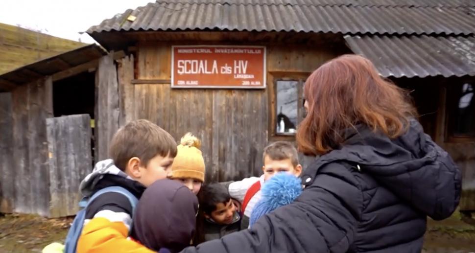 O învățătoare parcurge 7 kilometri pe jos până la cea mai mică școală din România. Doar 7 copii cu drag de carte învață acolo | Faci bine României 876419