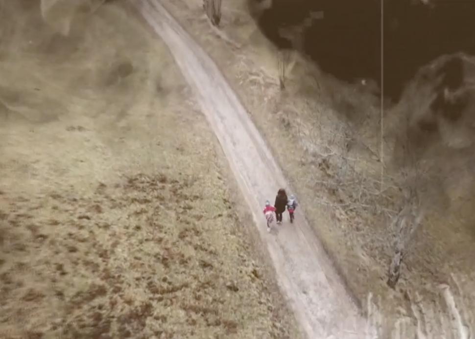 O învățătoare parcurge 7 kilometri pe jos până la cea mai mică școală din România. Doar 7 copii cu drag de carte învață acolo | Faci bine României 876420