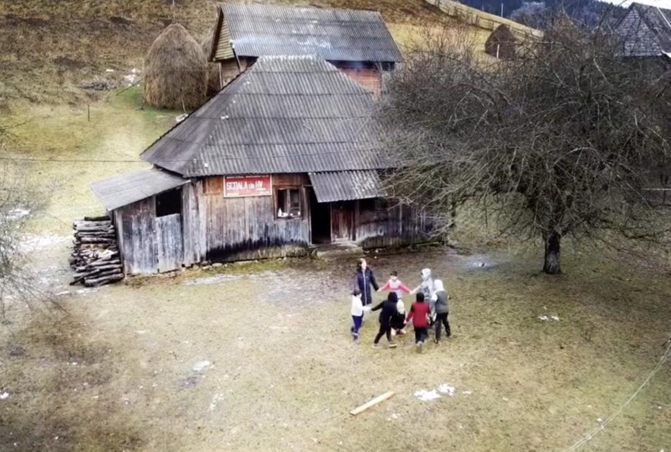 O învățătoare parcurge 7 kilometri pe jos până la cea mai mică școală din România. Doar 7 copii cu drag de carte învață acolo | Faci bine României 876421