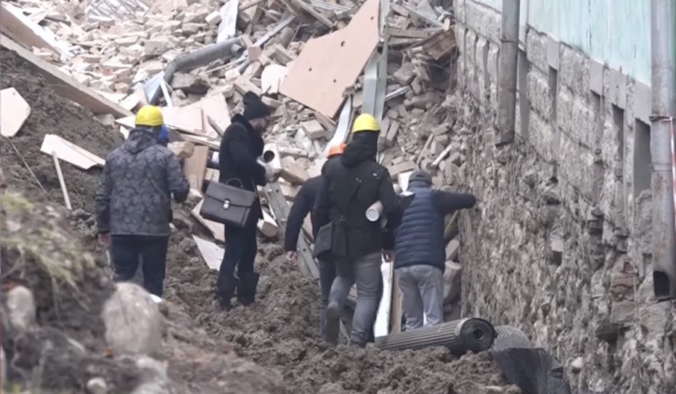Momentul în care patronul firmei care efectua lucrări lângă internatul prăbușit este adus la locul tragediei, în Odorheiu Secuiesc