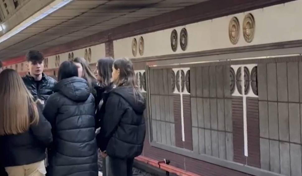 Un cor de tineri talentați a adus magia sărbătorilor printre călătorii de la metrou, în București | Colinde, bucurie și emoție în pragul Crăciunului 876781