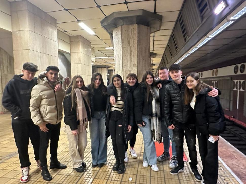 Un cor de tineri talentați a adus magia sărbătorilor printre călătorii de la metrou, în București | Colinde, bucurie și emoție în pragul Crăciunului 876782