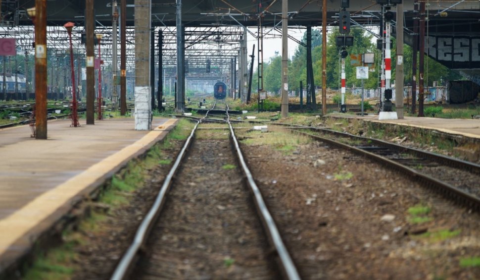 Întârzieri la trenuri, după ce o locomotivă a deraiat între Roșiori Nord și București Basarab | Circulația feroviară este oprită în zonă
