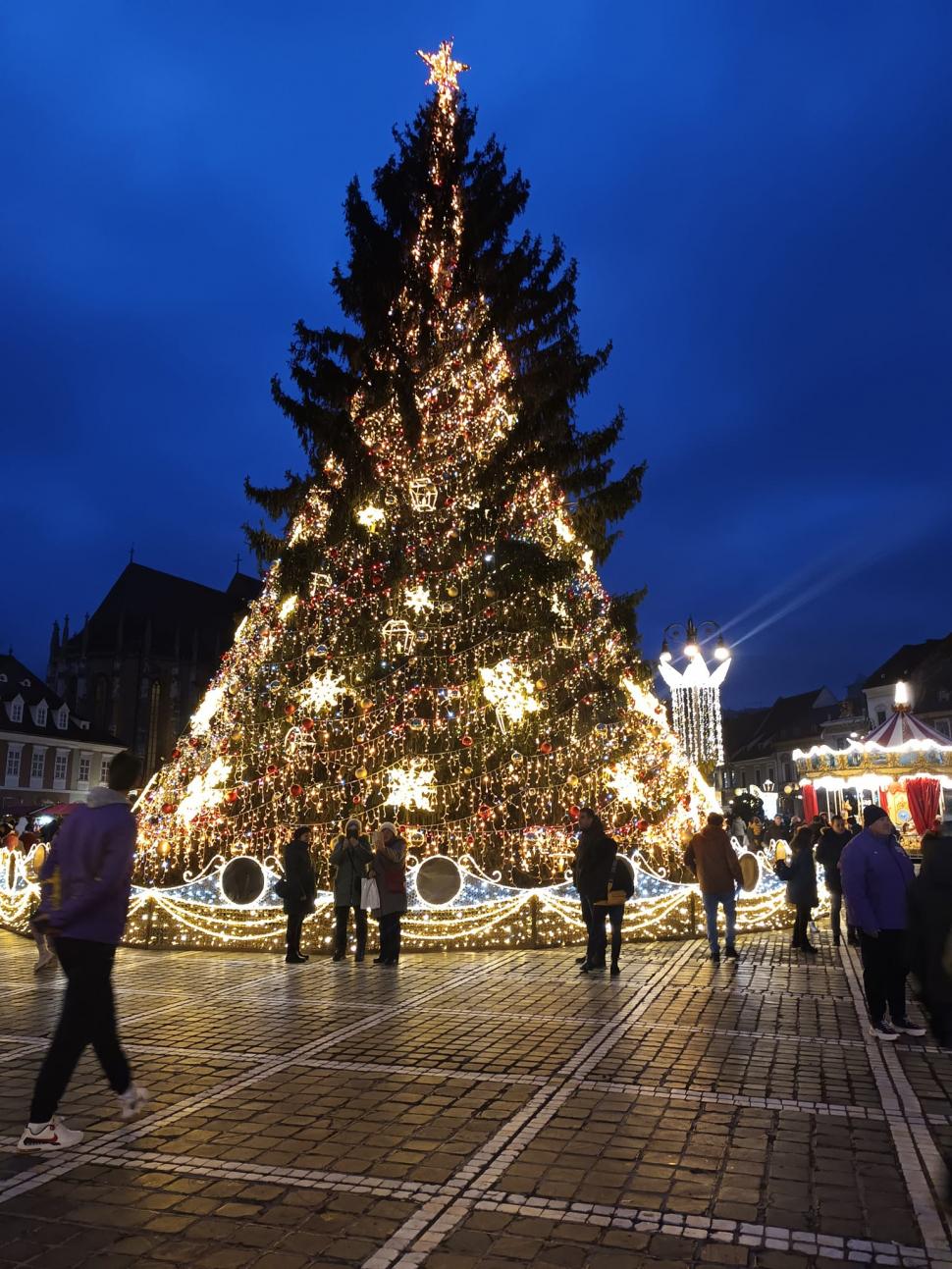 La pas prin Brașov, în zi de sărbătoare 876749