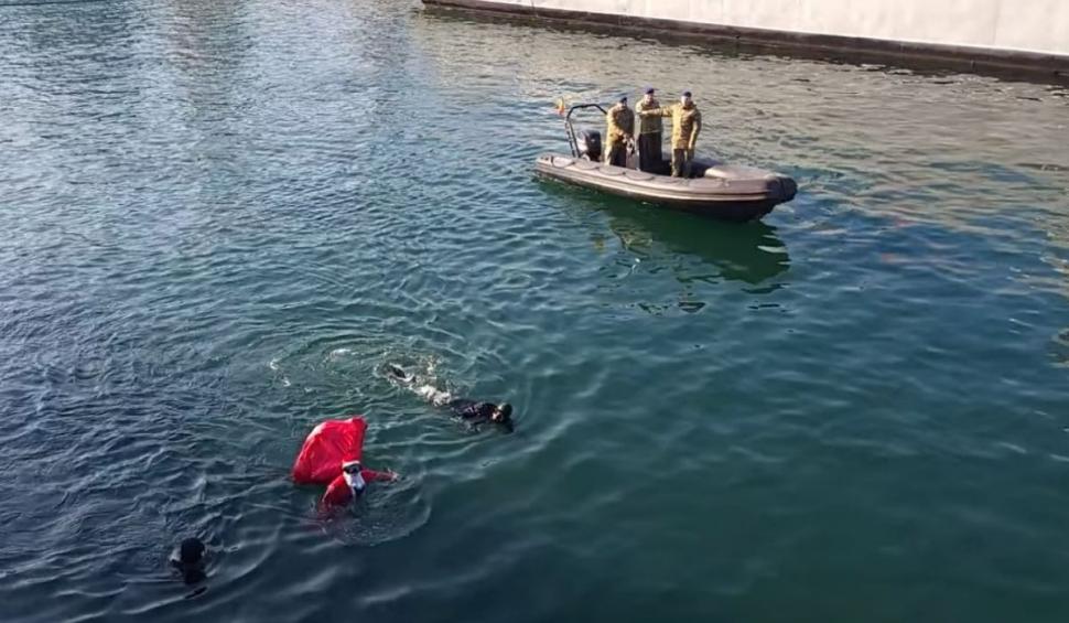 Apariție spectaculoasă pe Litoral! Moș Crăciun a renunțat la sanie și a venit cu șalupa, în Portul Militar din Constanța 876648