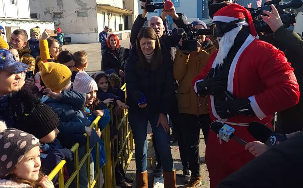 Apariție spectaculoasă pe Litoral! Moș Crăciun a renunțat la sanie și a venit cu șalupa, în Portul Militar din Constanța 876649