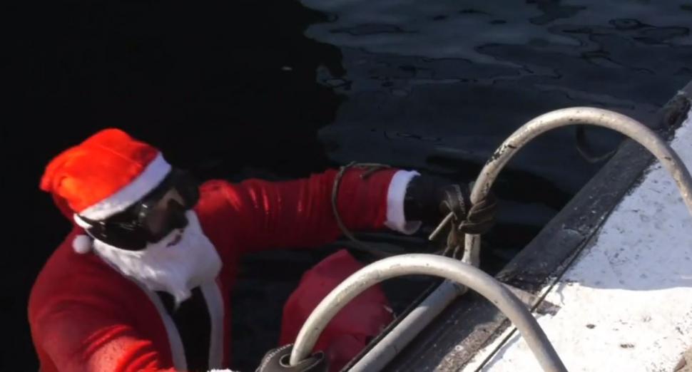 Apariție spectaculoasă pe Litoral! Moș Crăciun a renunțat la sanie și a venit cu șalupa, în Portul Militar din Constanța 876651