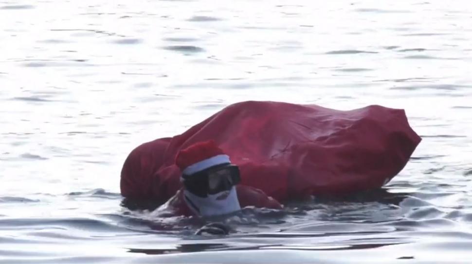 Apariție spectaculoasă pe Litoral! Moș Crăciun a renunțat la sanie și a venit cu șalupa, în Portul Militar din Constanța 876652