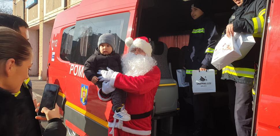 Moș Crăciun, salvat de pompieri, după ce a rămas imobilizat pe acoperișul unei clădiri, în Galați 876677