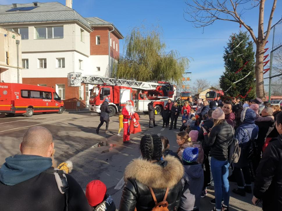 Moș Crăciun, salvat de pompieri, după ce a rămas imobilizat pe acoperișul unei clădiri, în Galați 876678