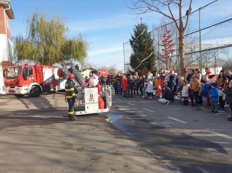 Moș Crăciun, salvat de pompieri, după ce a rămas imobilizat pe acoperișul unei clădiri, în Galați 876680