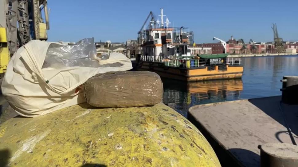 Poliția Română, postare acidă pe Facebook, după experimentul făcut Cosmin Andreica în Portul Constanța: ”Vă prezentăm o fotografie cu un cozonac ce ar fi putut fi făcut de liderul Sindicatului Europol” 876738