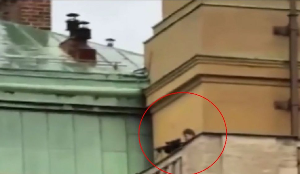 Primele imagini cu studentul asasin David Kozak, în timp ce deschide focul de pe acoperișul Universității din Praga