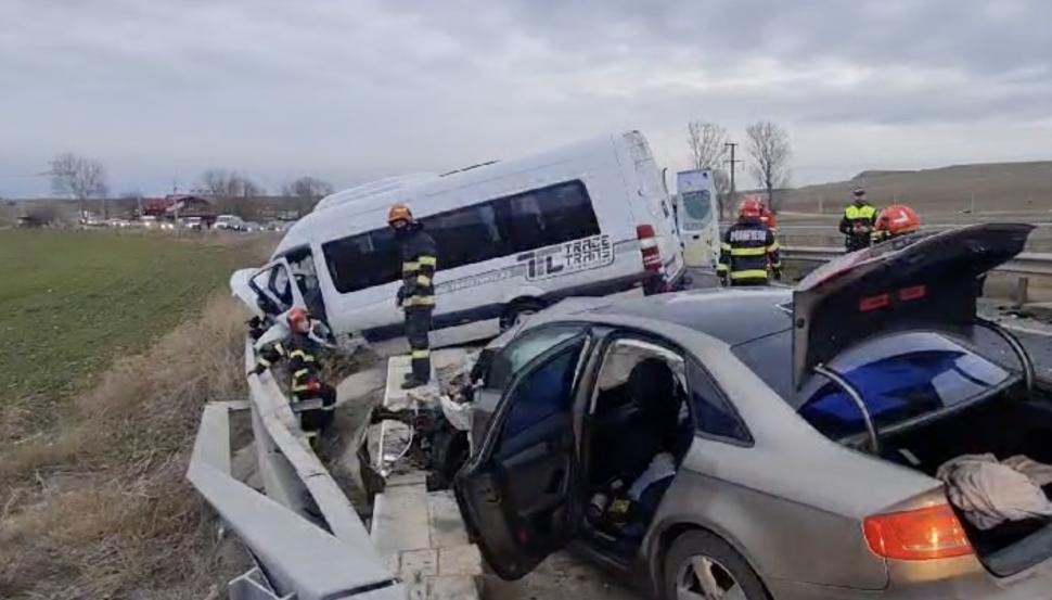 Accident grav pe DN22, în Constanța, între un microbuz și un autoturism. Traficul este blocat 876818