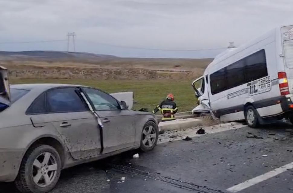 Accident grav pe DN22, în Constanța, între un microbuz și un autoturism. Traficul este blocat 876820