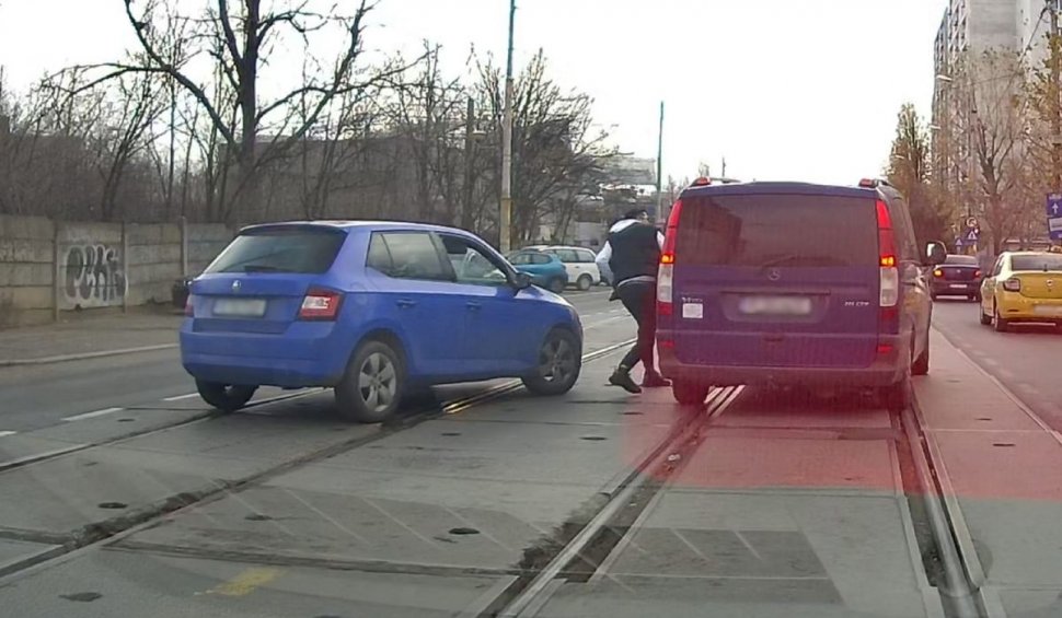 Bărbat surprins în trafic în timp ce s-a dat jos din mașină și a amenințat un șofer cu cuțitul, în București