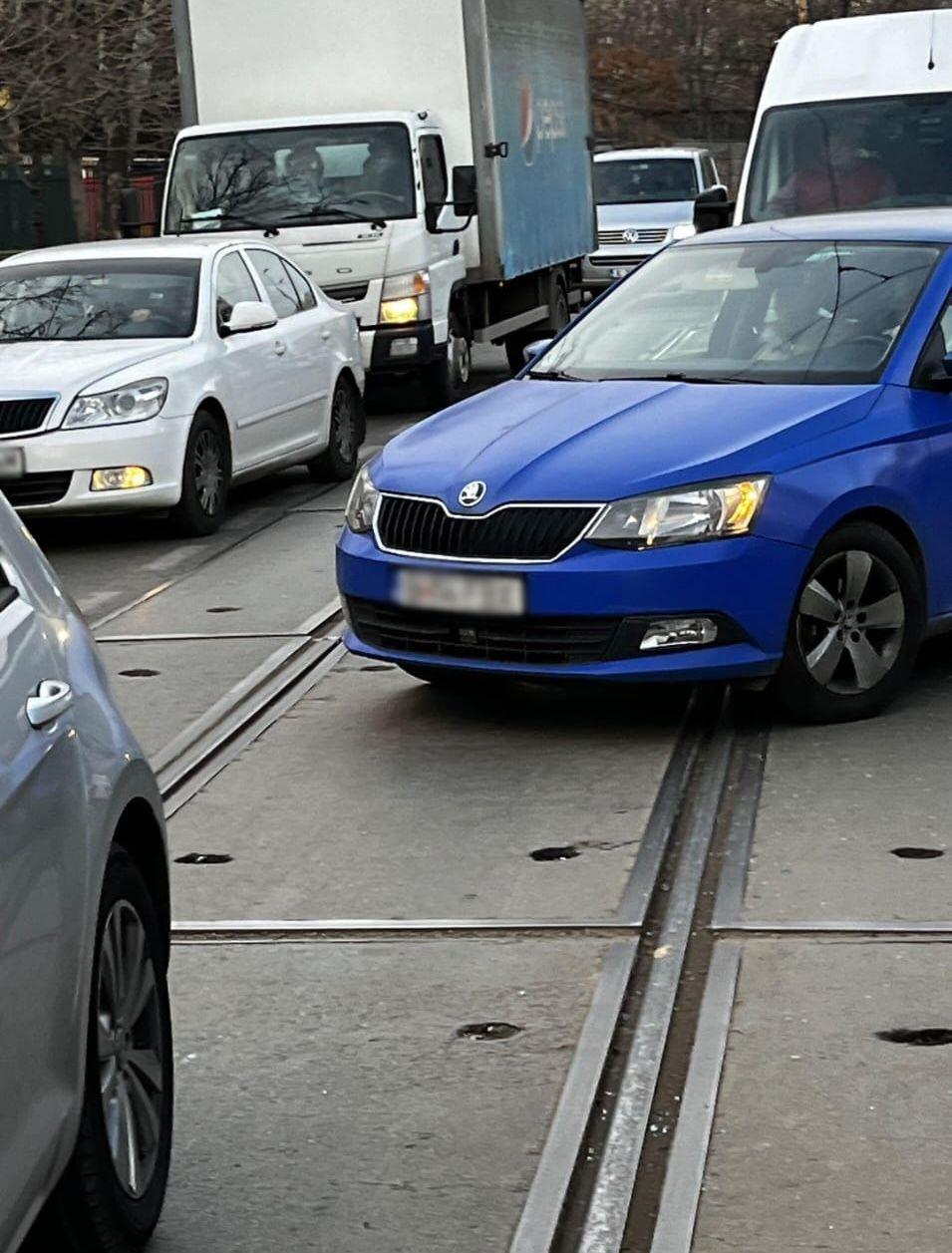 Bărbat surprins în trafic în timp ce s-a dat jos din mașină și a amenințat un șofer cu cuțitul, în București 876873