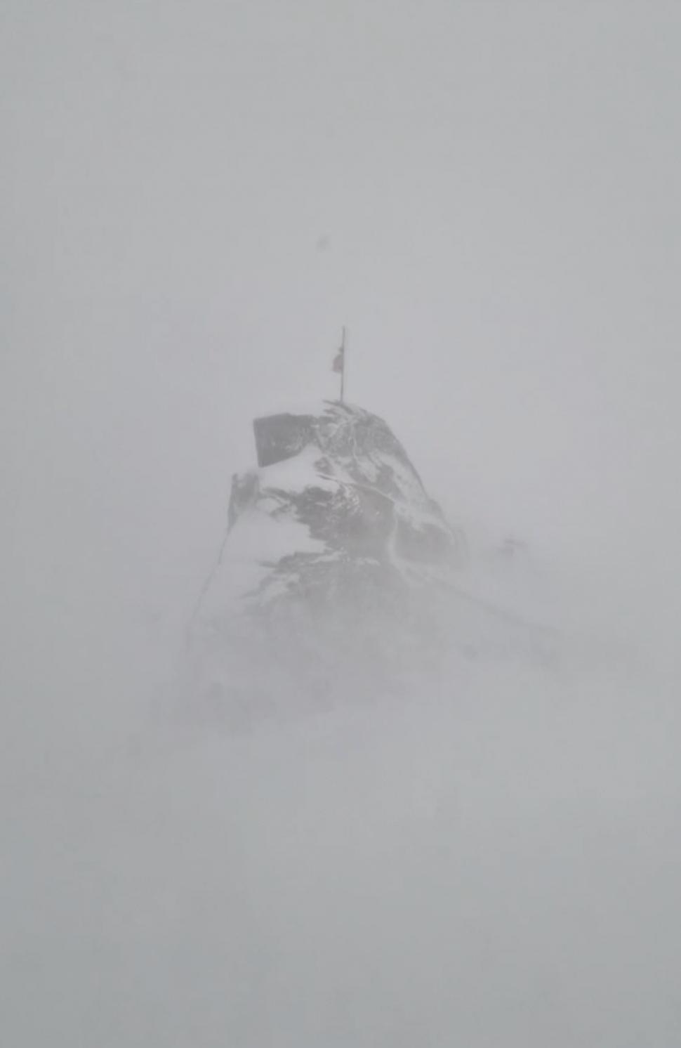 Circulație în condiții de iarnă pe Valea Prahovei! Ninge viscolit și drumul e acoperit cu zăpadă | -20 de grade resimțite pe Vârful Omu 876888