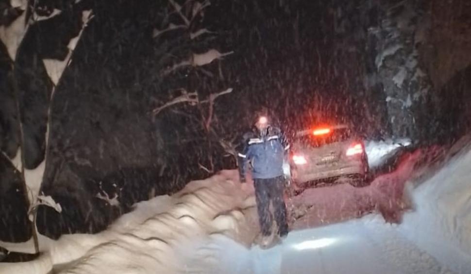 Familie cu patru copii, prinsă în zăpadă de aproximativ 50 de cm, salvată de jandarmi, în Arieșeni 876979