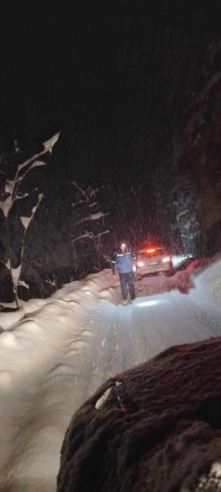 Familie cu patru copii, prinsă în zăpadă de aproximativ 50 de cm, salvată de jandarmi, în Arieșeni 876983