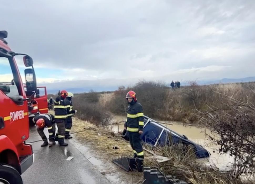 O femeie, mama și fiul său au murit înecați, după ce s-au răsturnat cu mașina într-un șanț plin cu apă, în Satu Mare, chiar înainte de sărbători 876842