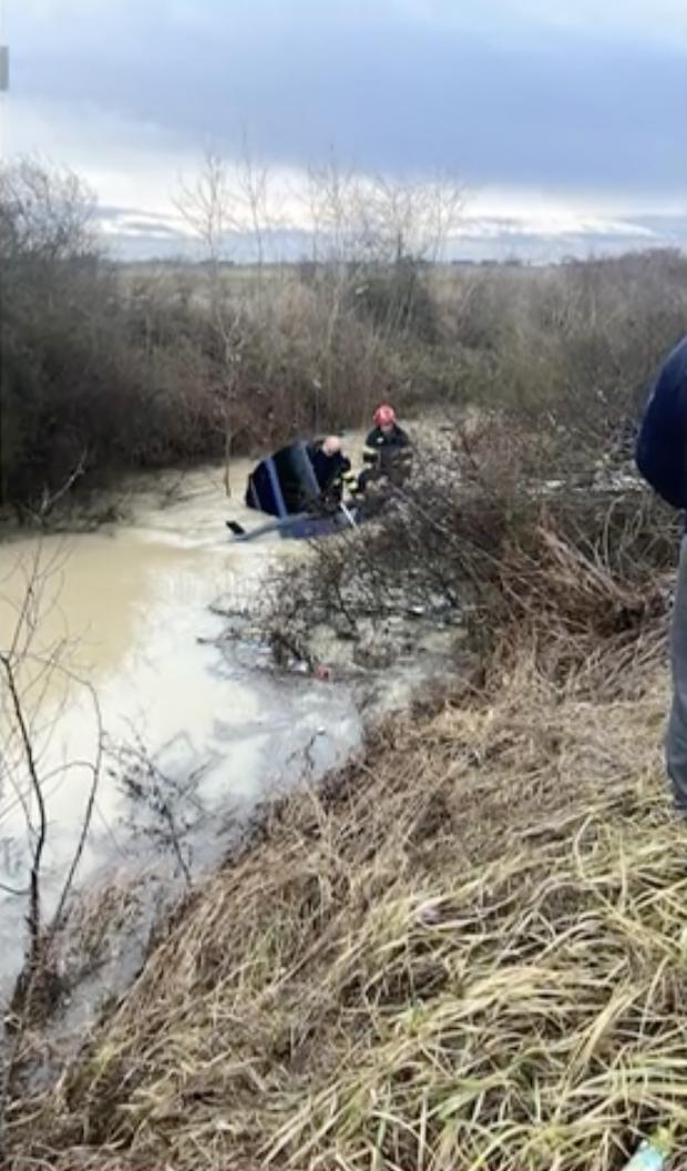 O femeie, mama și fiul său au murit înecați, după ce s-au răsturnat cu mașina într-un șanț plin cu apă, în Satu Mare, chiar înainte de sărbători 876843