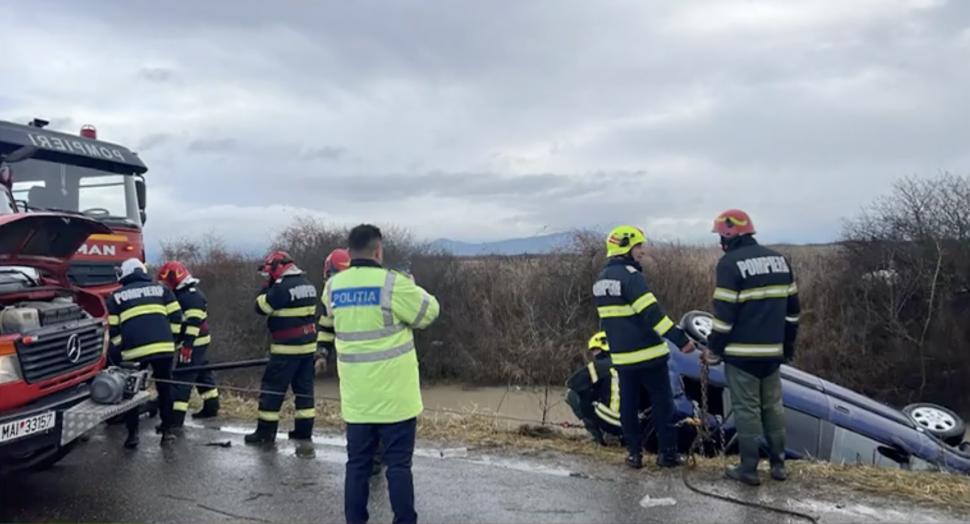 O femeie, mama și fiul său au murit înecați, după ce s-au răsturnat cu mașina într-un șanț plin cu apă, în Satu Mare, chiar înainte de sărbători 876844