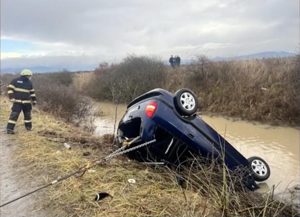 O femeie, mama și fiul său au murit înecați, după ce s-au răsturnat cu mașina într-un șanț plin cu apă, în Satu Mare, chiar înainte de sărbători 876845