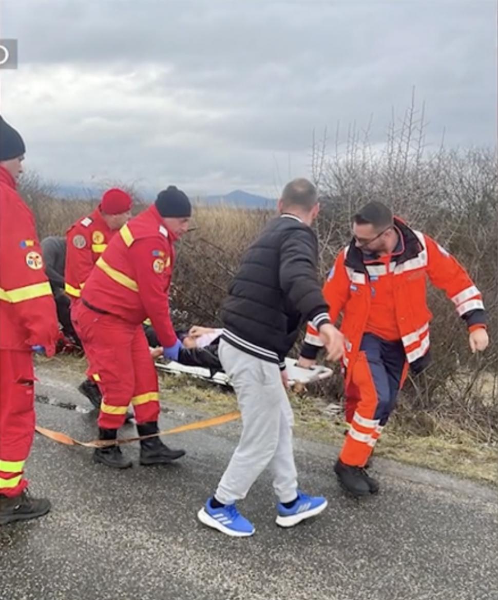 O femeie, mama și fiul său au murit înecați, după ce s-au răsturnat cu mașina într-un șanț plin cu apă, în Satu Mare, chiar înainte de sărbători 876847