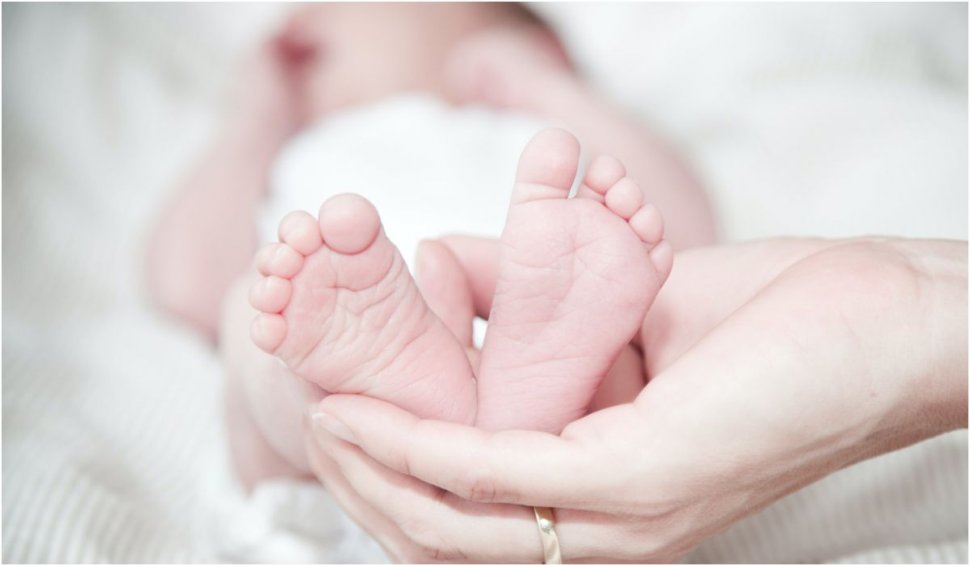 O femeie din SUA a născut de două ori, în două zile. Mămica a dat naștere primului copil pe cale naturală, iar celui de-al doilea, prin cezariană